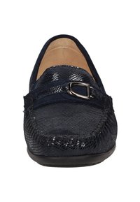 Navy Slipper mit einem strukturierten Mesh-Obermaterial und glatten Wildlederelementen, ausgestattet mit einer dekorativen metallischen Schnalle und einem runden Zehendesign.