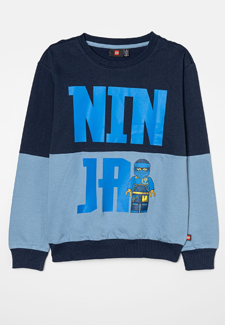 Marineblauer und hellblauer Sweatshirt mit großem "NINJA"-Text und einem Lego-Ninja-Motiv. Hergestellt aus weichem, strukturiertem Stoff mit Rundhalsausschnitt.