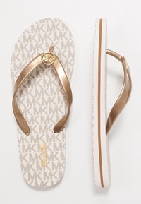 Hartige plastic slippers met een textuurpatroon van het MK-logo op een crème achtergrond, voorzien van een gouden ronde logo-detail en een witte zool.