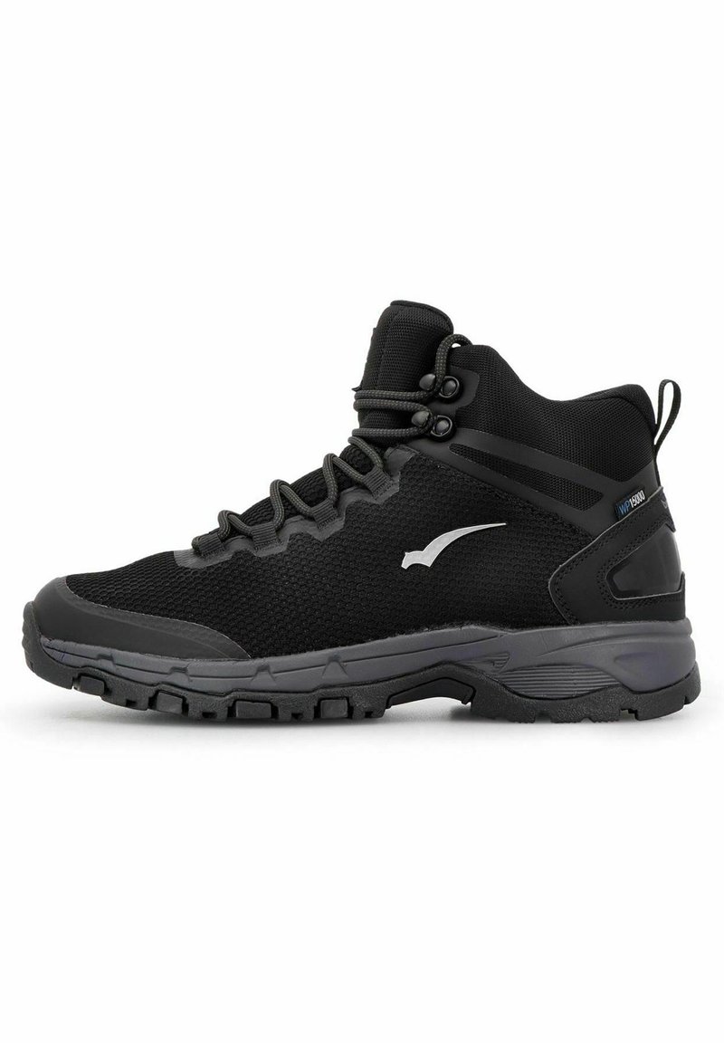 Svarta vandringskängor med överdel i mesh, gummisula och texturerade detaljer. Har snörningssystem och en vattentålig logotyp på sidan.