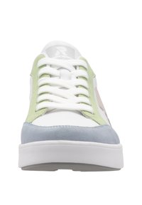 Vit sneaker med en texturerad gummisula, med gröna och ljusbeige detaljer, en slät ovandel och runda snören.