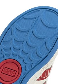 Blaue Gummisohle mit Spinnennetztextur, ausgestattet mit einem roten kreisförmigen Akzent, der mit "MARVEL" beschriftet ist, und einer nicht abfärbenden Oberfläche.
