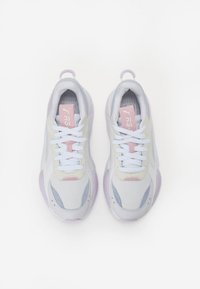 Lichte sneakers van grijze mesh en synthetische materialen met roze en lavendelaccenten, voorzien van witte veters en een gestructureerde zool.