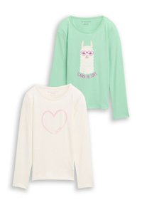 Zwei Langarmhemden für Kinder: eines mintgrün mit einem Lama, das herzförmige Brillen trägt, und eines cremefarben mit einem rosa Herzumriss.