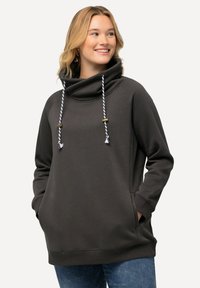 Felpa grigio scuro con collo alto a tunnel, due tasche frontali e lacci bianchi con accessori dorati. Tessuto morbido con una texture liscia.