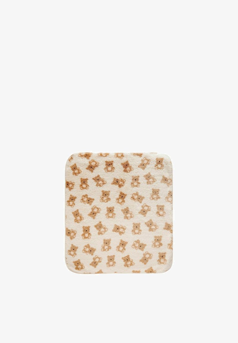 Tapis de bain carré beige aux coins arrondis, présentant un motif répété de petits ours en peluche marron clair.