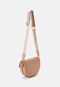 Peachfärgad crossbody-väska med texturerat faux ormskinnsmaterial, rundad form och ett bälte med ingraverad "VALENTINO"-text.
