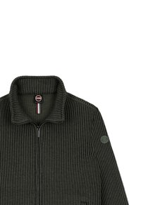 Giacca zip-up verde scuro con texture a coste, colletto alto e una toppa rotonda con logo sulla manica sinistra.