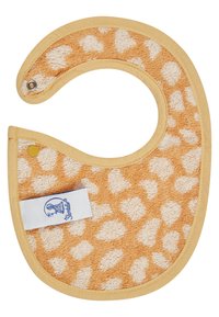 Weiche orangefarbene Latzschürze mit weißen herzförmigen Mustern, aus flauschigem Frottee-Stoff. Verfügt über einen Druckknopfverschluss und ein kleines Etikett am unteren Rand.