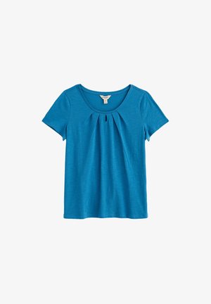 Camiseta azul de manga corta para mujer con escote redondo, detalle de pliegues en el frente y pequeño corte en forma de ojo de cerradura debajo del escote.