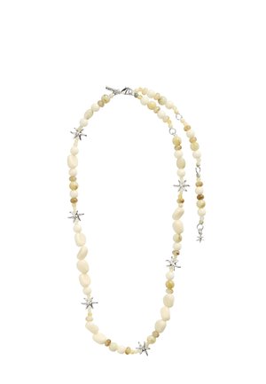 Naszyjnik z kremowymi koralikami i srebrnymi zawieszkami w kształcie rozgwiazdy, równomiernie rozmieszczonymi na sznurku, z srebrnym zapięciem.