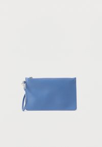 Modrá kožená kapsa s hladkým povrchom, so zipsom na vrchu a remienkom na zápästie. Jednoduchý obdĺžnikový tvar, približne stredná veľkosť.