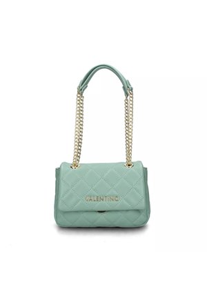 Borsa a tracolla in pelle verde menta trapuntata con catene dorate e dettagli con logo. Forma rettangolare con chiusura a pattina e texture liscia.