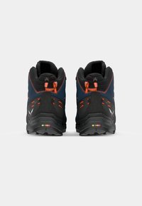 Blå og svarte tursko med oransje detaljer, teksturert overdel, polstret krage og robust, mønstret gummisåle.