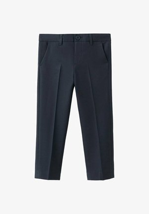 Pantalon bleu marine ajusté avec plis avant, poches latérales, passants pour ceinture et fermeture à bouton sur fond blanc.