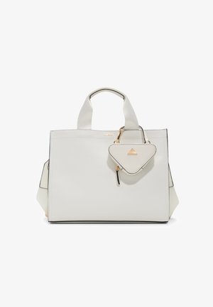 Biała torebka o strukturalnym kształcie z czarnymi wykończeniami, z krótkimi uchwytami i odpinanym trójkątnym woreczkiem z złotymi elementami i zamkiem błyskawicznym.