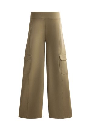 Bő szárú, khaki színű cargo nadrág magas derékkal és oldalsó hajtókás zsebekkel, fehér háttér előtt bemutatva.