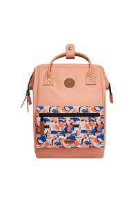 Zaino color pesca con una tasca frontale decorata da forme astratte in blu, rosa e arancione. Include una maniglia superiore e una cerniera.