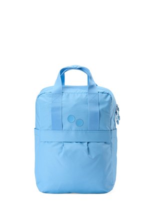 Hellblauer rechteckiger Rucksack mit zwei oberen Tragegriffen, vorderer Reißverschlusstasche und zwei kleinen runden Logos oben auf der Vorderseite.