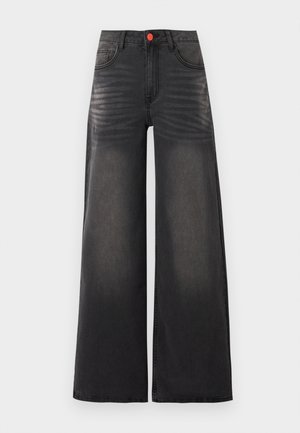 Schwarze Jeans mit weitem Bein, hoher Taille, Vordertaschen und einem roten Knopfdetail am Bund.