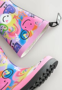 Stivali di gomma colorati per la pioggia con un mix di faccine sorridenti e motivi astratti, bordi rosa, suole nere con texture e una morbida fodera interna.