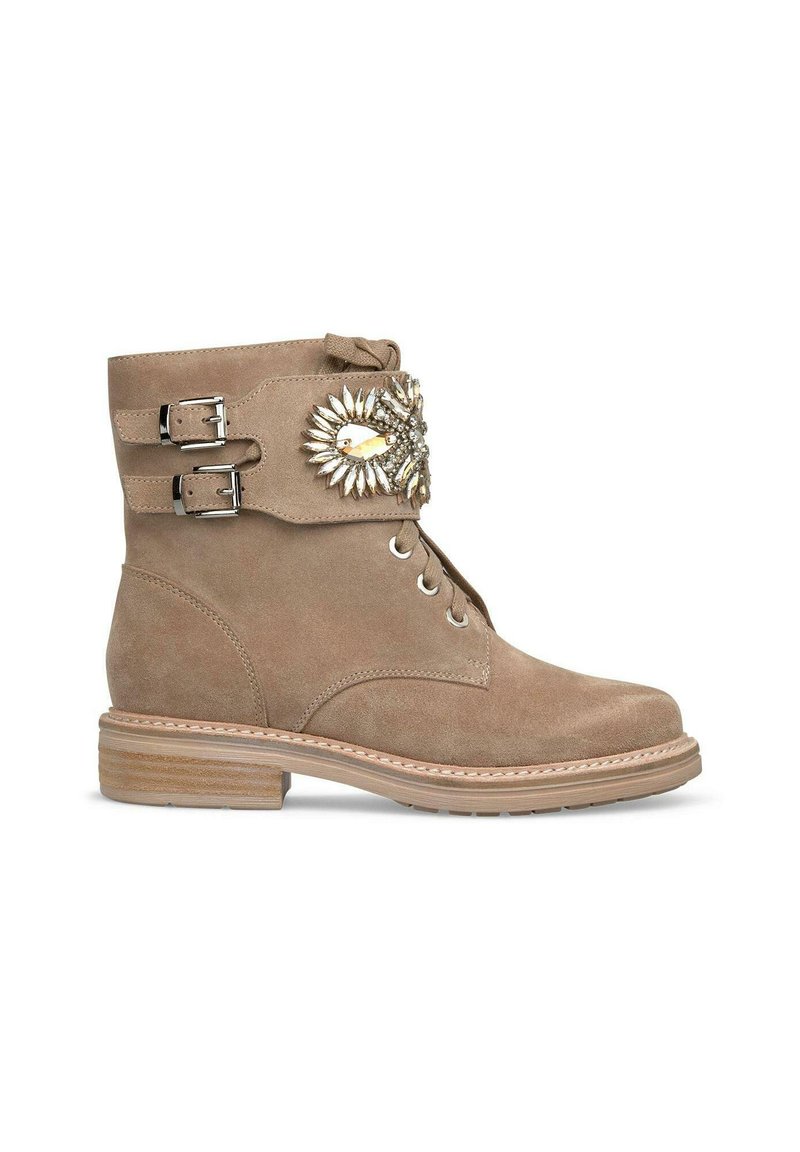 Stivale alla caviglia in suede beige con dettaglio a doppia fibbia, decorazioni in gemma, punta rotonda e tacco in legno impilato.
