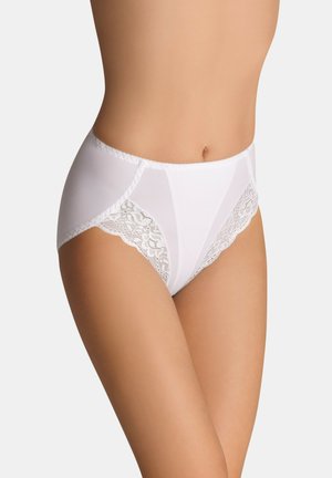 Białe majtki z wysokim stanem, wykonane z gładkiego materiału z koronkowymi akcentami po bokach i falbankowymi brzegami. Klasyczny design bez wzorów.
