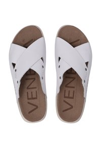 Witte sandaalschoenen met kruisbandjes van kunstleer, gewatteerde bruine binnenzool en een lichtgekleurde zool. Voorzien van kleine accenten van zilverkleurige hardware.