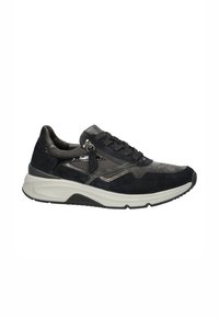 Schwarze und graue Sneaker mit Wildleder- und Mesh-Texturen, Schnürsenkeln für den Verschluss und einer gepolsterten Sohle mit einer kontrastierenden weißen Zwischensohle.