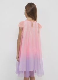 Durchsichtiges Ombre-Kleid in Rosa bis Lavendel mit funkelnder Textur, kurzen Rüschärmeln und einer Knopfverschlusstelle im Rücken.