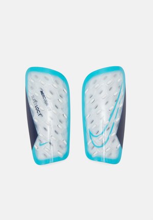 Nike Mercurial Lite scheenbeschermers hebben een transparant ontwerp met blauwe accenten, hexagonale patronen en zwarte details voor verbeterde bescherming.