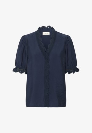 Blouse bleu marine avec des manches courtes à volants, bordure en dentelle festonnée autour de l'encolure et des bords des manches, et un ourlet droit. Fabriquée en tissu lisse.