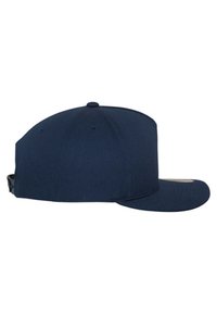 Tengerészkék baseball sapka lapos napellenzővel, strukturált tetejével és állítható pánttal a hátán. Tartós anyagból készült, sima tapintással.