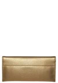 Metallisk guldclutch med texturerad yta, rektangulär form och en slät stängningssektion längs överkanten.