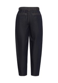 Donkerblauwe spijkerbroek met een losse pasvorm, featuring een hoge taille, twee achterzakken en contrasterende stiksels langs de naden.