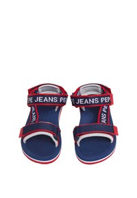 Tamsiai mėlyni šlepetės su raudonais akcentais, turinčios reguliuojamus dirželius su užrašu "Pepe Jeans", tekstūruotą padais ir guminiais padu, užtikrinančiais sukibimą.