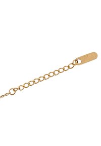 Chaîne en métal doré avec des maillons entrelacés, dotée d'une étiquette rectangulaire marquée "CHIC" fixée à l'extrémité, texture lisse et finition brillante.