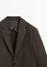 Dunkelbrauner Blazer mit Nadelstreifen, ausgestattet mit einem Reverskragen, zwei Knöpfen und einem glatten Innenfutter. Der Stoff hat eine subtile Textur und einen dezenten Glanz.
