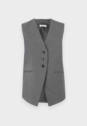 Gilet grigio senza maniche realizzato in tessuto strutturato, con scollo a V profondo, tre bottoni neri e due tasche frontali con cuciture discrete.