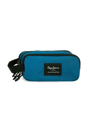 Estuche rectangular azul para lápices con dos compartimentos con cremallera, ribete negro, asa lateral y etiqueta "Pepe Jeans London" en el frente.
