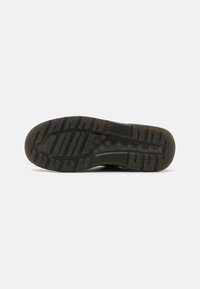Dr. Martens CREWSON UNISEX - Hétköznapi fűzős cipő - black