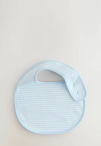 Heled sinine ja valge triibuline imetamisrätik, millel on nööbiga sulgemine, ümar kuju ja pehme kangastekstuuri valge tausta peal.