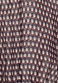 Motif de plumes stylisées marron, blanches et noires avec une texture fine et un agencement en couches sur toute la surface.