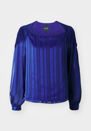 Lila Bluse mit langen, transparenten Ärmeln, vertikalen Streifen und strukturierten Schulterakzenten. Glatter Stoff mit leichtem Glanz.