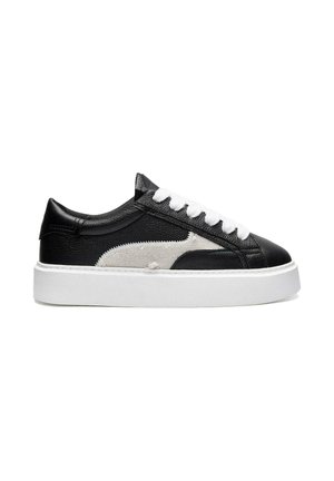 Trainers - black