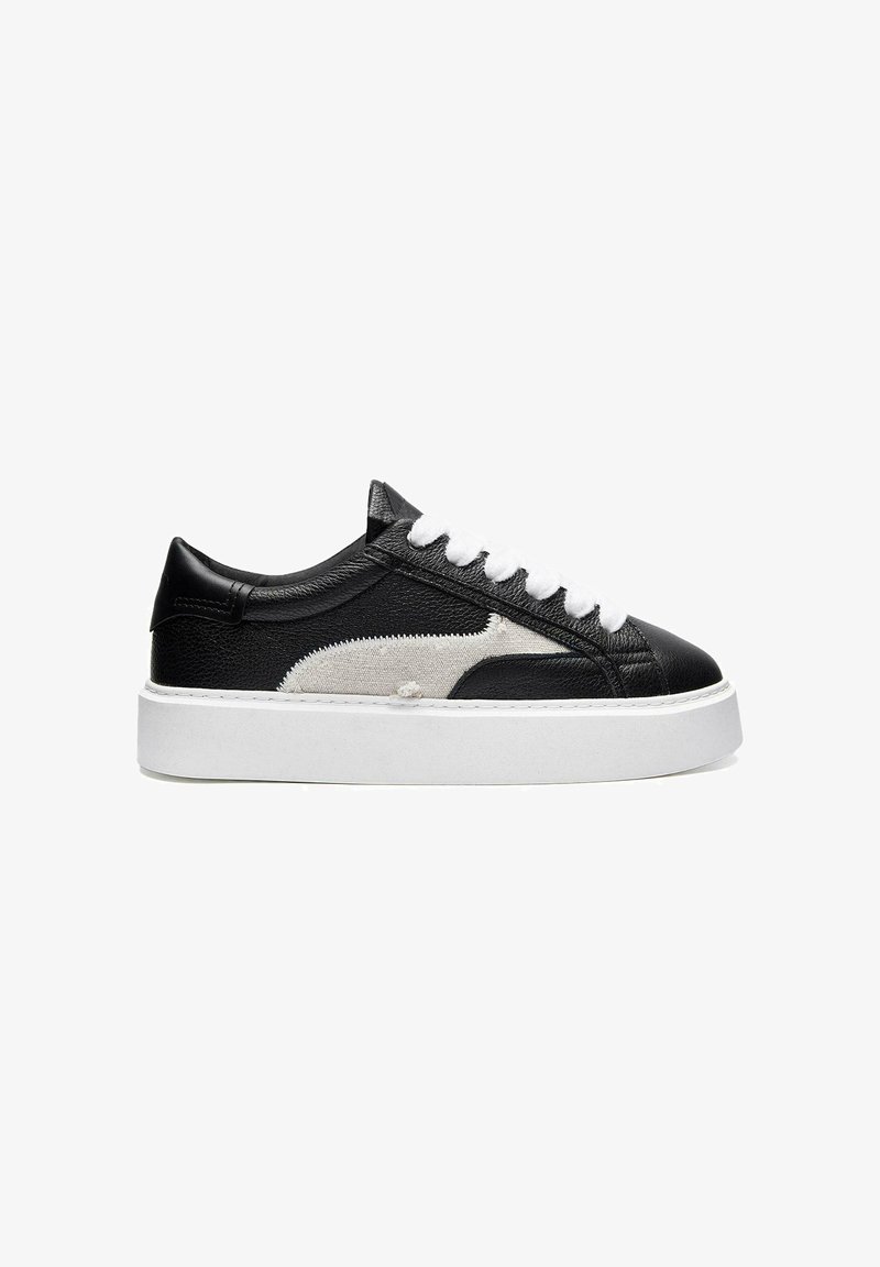 Schwarzer und grauer Leder-Sneaker mit einer weißen Gummisohle, ausgestattet mit weißen Schnürsenkeln und strukturierten Paneelakzenten an den Seiten.