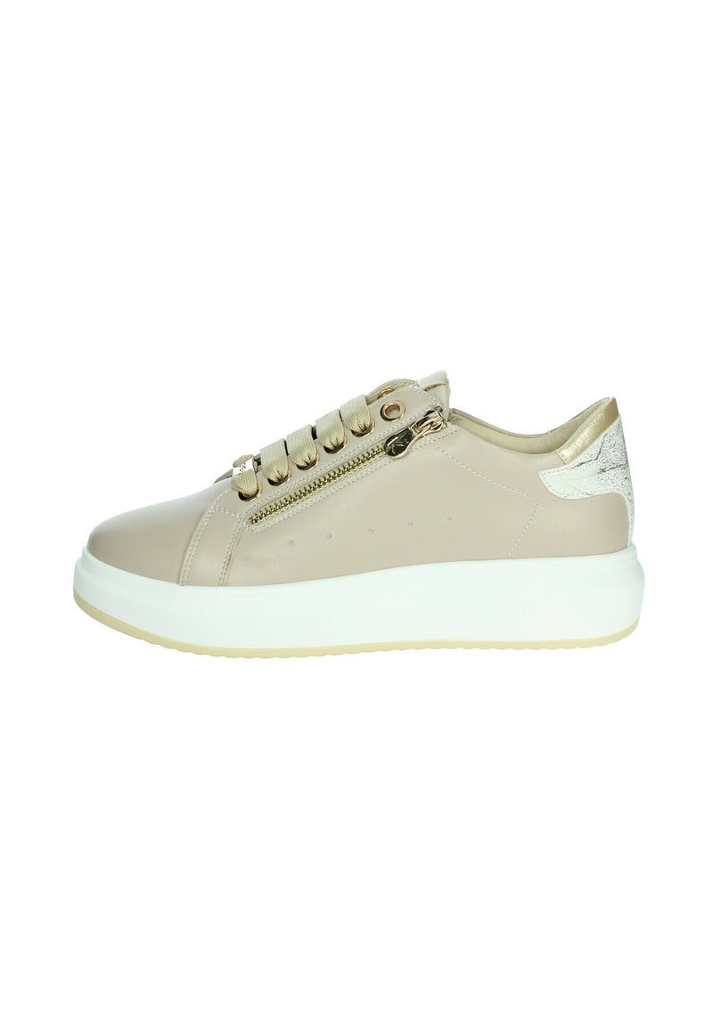 Sneaker sintetico beige con suola bianca ammortizzata, accenti decorativi in argento, cerniera laterale e lacci elastici per una facile calzata.
