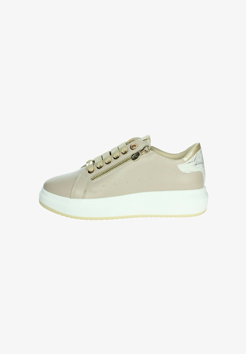 Sneaker sintetico beige con suola bianca ammortizzata, accenti decorativi in argento, cerniera laterale e lacci elastici per una facile calzata.