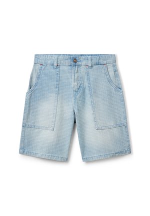 Pantalones cortos de mezclilla azul claro con un patrón de cuadrícula texturizado, dos bolsillos laterales y un cierre de botón; presenta un corte relajado y acentos cosidos.