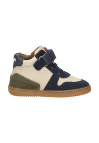 Sneaker met een bovenwerk van wit gestructureerd leer, marineblauwe suède accenten, groene suède hak en een bruine rubberen zool. Voorzien van een klittenbandsluiting.